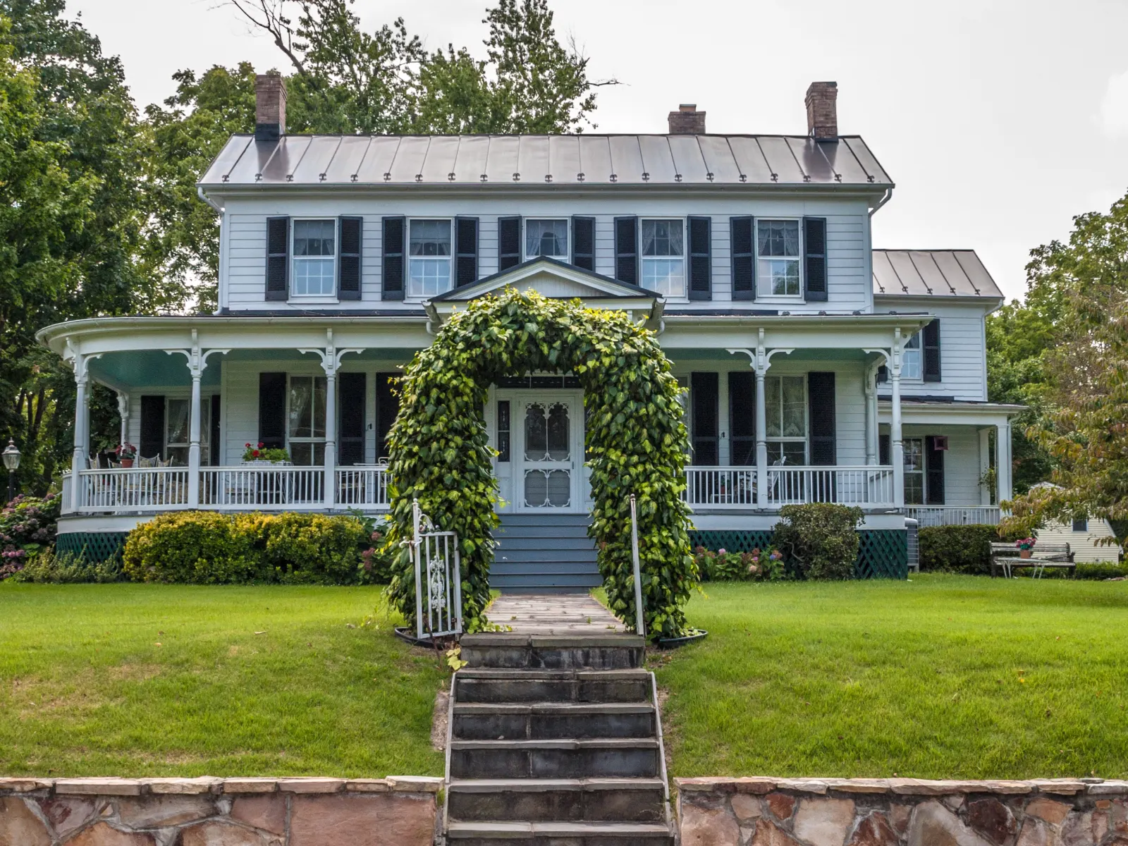 The Janney House, a porch-wrapped farmhouse in Hamilton